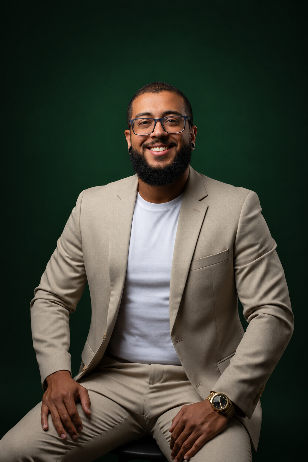 Marcus Calheiros em retrato profissional com fundo verde